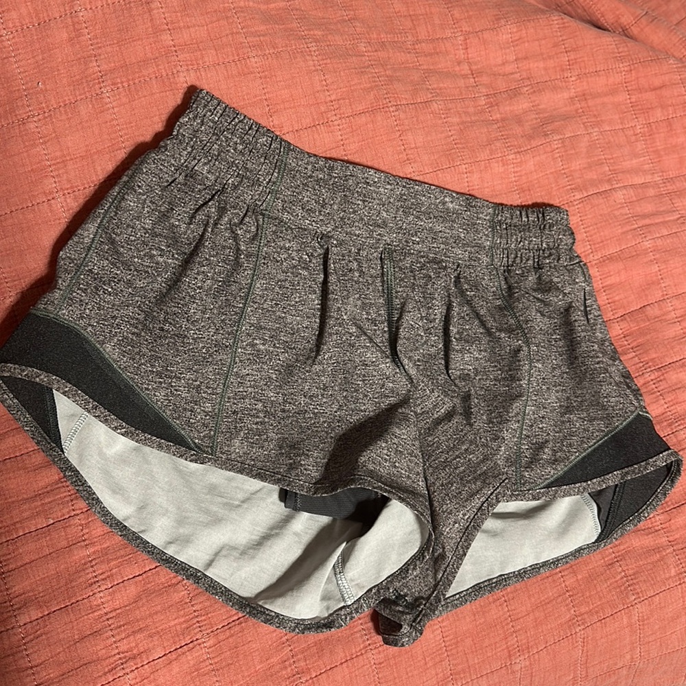 Lululemon Hotty Hot Low Rise lined short 2.5